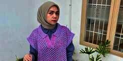 Kemeja Klasik Jadi Level Up dengan Layer Knit Vest 