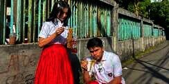 10 Artis Cosplay Pakai Seragam SD, Adam Suseno Suami Inul Daratista Kocak Abis, Auto Ngakak!