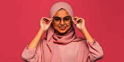 Jaga Penampilan Tetap Rapi Saat Pakai Kacamata dengan Loose Hijab