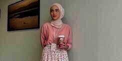 Office Look Sweet and Girly dengan Nuansa Baby Pink