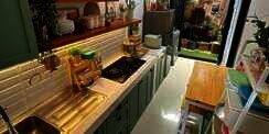 Desain Estetik Dapur Segaris dengan View Taman 