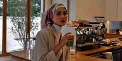 Turban Motif Floral dengan Look Kekinian, Padukan dengan Outfit Netral