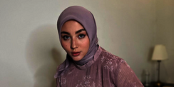 Pesona Margin Wieheerm dalam Balutan Dress Dark, bak Princess Timur Tengah