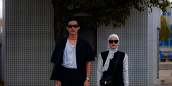 Inspirasi Outfit Couple Monokrom ala Dinda Hauw dan Rey Mbayang