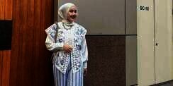 Kemeja Putih Jadi Outfit Manis nan Elegan dengan Vest Bordir  