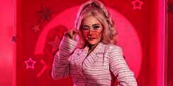 Gaya Centil Rachel Vennya Cosplay Jadi Barbie Janda Pirang