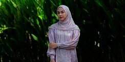 Gamis Warna Lembut, Pilihan Busana Nina Zatulini Saat Umroh