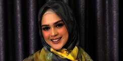 Fashionable on the Go, Gaya Traveling Cut Ratu Meyriska Padukan Vest dan Kemeja