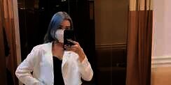 Gadis Berambut Grey Sedang Mirror Selfie Ini Mantan Girl Band dan Istri Komika Terkenal, Coba Tebak?