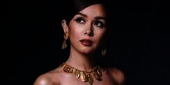 Pakai Perhiasan Emas Berusia Ratusan Tahun, Artis Cantik Ini Dikecam dan Dituduh Perampok Kuburan Kuno