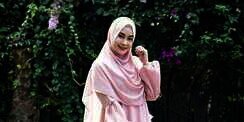 Padukan Mini Belt dan Floral Dress, Aura Anggun Anisa Rahma Memancar