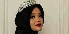 Putri Delina Jadi Gothic Queen, Lipstiknya Merah Menyala