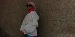 Blus Lama Tampak Baru, Layering dengan Kemeja Pop Color