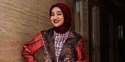 Pilihan Outfit Unik Nabila Taqiyyah, Dress Flowery dengan Aksen Kerah
