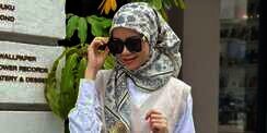 Kemeja Putih Jadi Stylish, Padukan dengan Vest dan Hijab Motif  