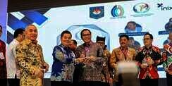 Sekda Ciamis Tatang Raih Penghargaan Askompsi Digital Leadership Government Awards 2023