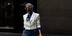 Hanya Pakai Jeans dan Crop Blazer, Look Jadi Stylish Maksimal