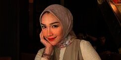 Inspirasi Beach Look ala Melody Prima, Fresh dengan Perpaduan Tiga Warna