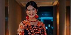Makin Langsing, Kahiyang Ayu Tampil Beda dengan Dress Bahu Terbuka
