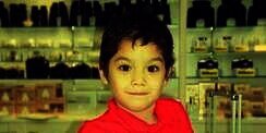 Bocah Lelaki Berbaju Merah Ini Anak Musisi Top dan Ikuti Jejak Jadi Artis, Bisa Ditebak dari Mata dan Bibirnya