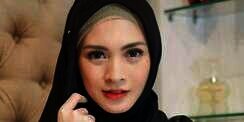 Eksplorasi Outfit Tabrak Warna ala Donita