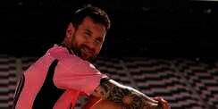 Style Keren Lionel Messi Pakai Jam Rolex Pink yang Sangat Langka