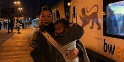 Perkasa! Momen Otot Jennifer Bachdim `Menyala` Gotong Stroller Naik Turun Tangga Saat Liburan 