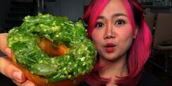 Food Blogger Mukbang Donat Toping Nyeleneh Sambal Hingga Petai