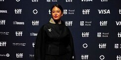 Dian Sastro Pakai Pin One Piece di Toronto Film Festival,  Gunakan Fashion untuk Kritik?