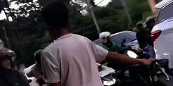 Video Pemotor Bandel Lawan Arah Dihalau Gen Z, Auto Tak Berkutik!
