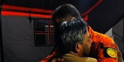 Petugas SAR Menangis Setelah Dipeluk Orangtua Korban yang Anaknya Berhasil Diselamatkan di Ponpes Al Khoziny   