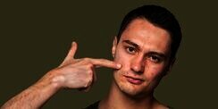 Bukan Cuma Malas Cuci Muka, Ini Penyebab Pria Berjerawat
