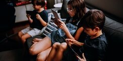 Saat Orang Tua Stres, Anak Justru Semakin Lama Berada di Depan Layar