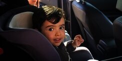 Sampai Kapan Anak Perlu Duduk di Mobil Menggunakan Car Seat?