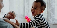 Sebaiknya Mulai Mengajari Anak Berbicara dengan Bahasa Daerah atau Bahasa Indonesia Terlebih Dahulu?