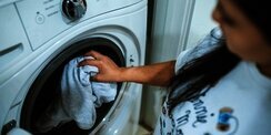 Mengapa Penting Mencuci Pakaian Berbeda Warna Secara Terpisah?
