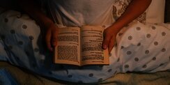 Membaca Buku Sebelum Tidur Ternyata Bisa Membantu Tidur Lebih Nyenyak, Ini Alasannya