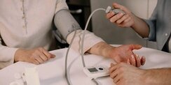 9 Kebiasaan Sehari-Hari yang Diam-Diam Bisa Menaikkan Tekanan Darah
