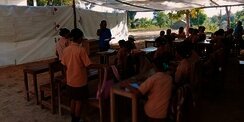 PMI Dirikan Tenda Darurat, Siswa SMPN 4 Boleng di NTT Tetap Bisa Belajar Pascagempa