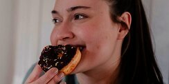 Guilty Pleasure: Mengapa Kita Menikmati Sesuatu yang Sebenarnya Membuat Kita Merasa Bersalah?