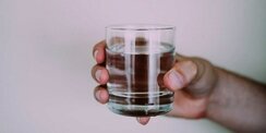Minum Air Begitu Bangun Tidur, Apa yang Terjadi pada Tubuh?