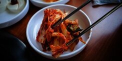 Bakteri dalam Kimchi Diduga Bisa Membantu Mengeluarkan Nanoplastik dari Tubuh