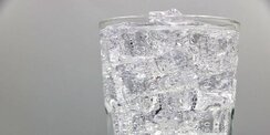 Walau Tanpa Gula, Amankah Minum Air Soda Setiap Hari?