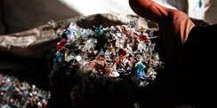 5 Cara Membantu Tubuh Mengeluarkan Mikroplastik, Bisa Dimulai dari Konsumsi Makanan Bergizi