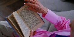 Suka Membaca Buku? Kebiasaan Ini Bisa Turunkan Risiko Alzheimer Hingga 33 Persen Lebih Rendah