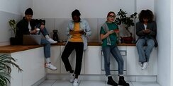 6 Pelajaran Hidup Gen Z yang Perlu Dipelajari Oleh Generasi yang Lebih Tua, Bantu Hidup Lebih Tenang