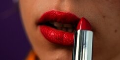 Teori Lipstik: Mengapa Penjualan Lipstik Mewah Bisa Meningkat Saat Ekonomi Memburuk?