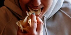 Kebiasaan Ngemil Setelah Makan Malam Dikaitkan dengan Risiko Penyakit Hati hingga 30 Persen