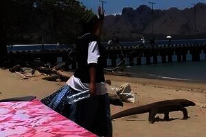 Santai Banget, Ras Terkuat di Bumi Usir Komodo dengan Tangan Kosong