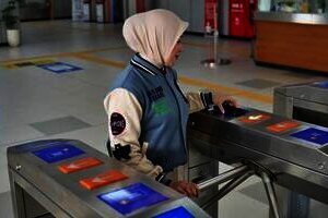 QRIS Tap, Cara Baru Bayar LRT Jabodebek yang Praktis Banget